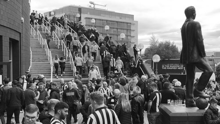 fans outside sjp bobby robson statue newcastle united nufc bw 1120 768x432 1