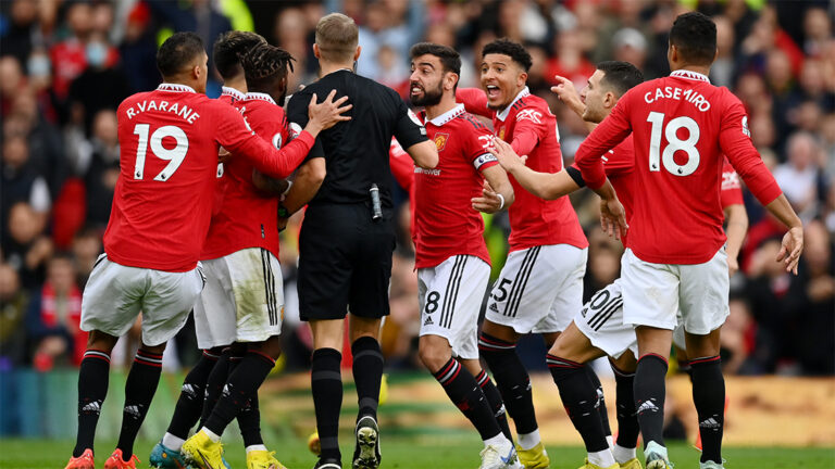 manchester united players surround referee newcastle united nufc 2 1120 768x432 1