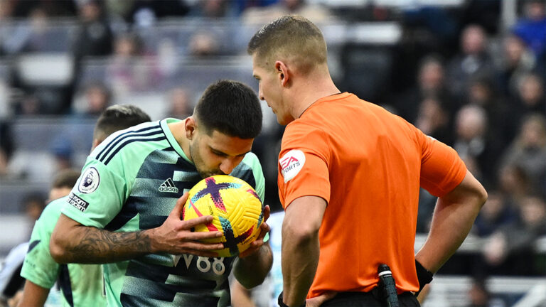 alexsandar mitrovic fulham kissing ball before penalty fulham newcastle united nufc 1120 768x432 1