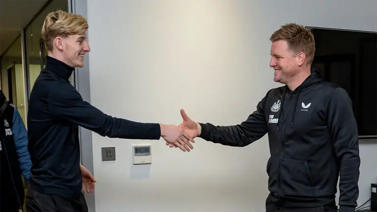 anthony gordon signing handshake eddie howe newcastle united nufc 1120 768x432 1