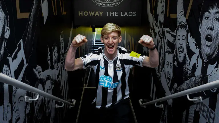 anthony gordon signing tunnel newcastle united nufc 1120 768x432 1