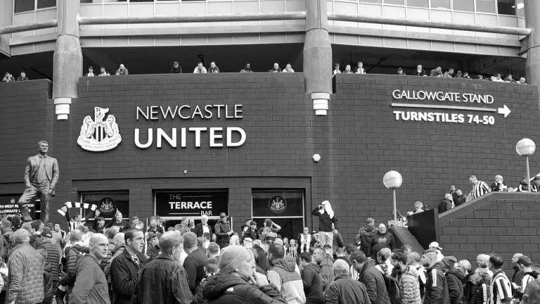 fans outside matchday sjp newcastle united nufc bw 1120 768x432 1