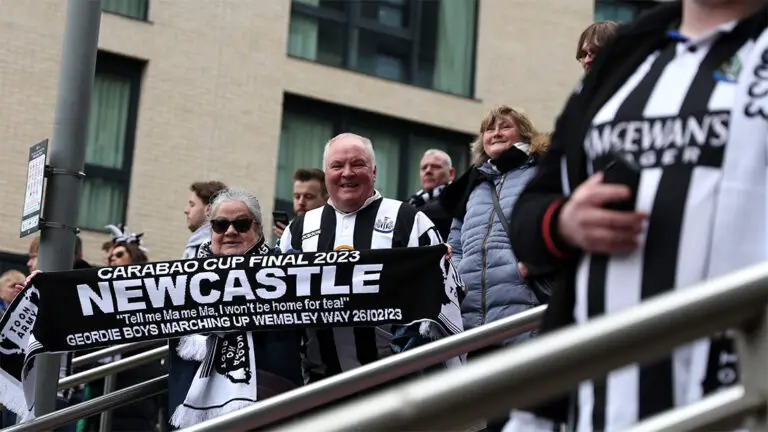 fans wembley way pre match carabao cup scarf newcastle united nufc 1120 768x432 1